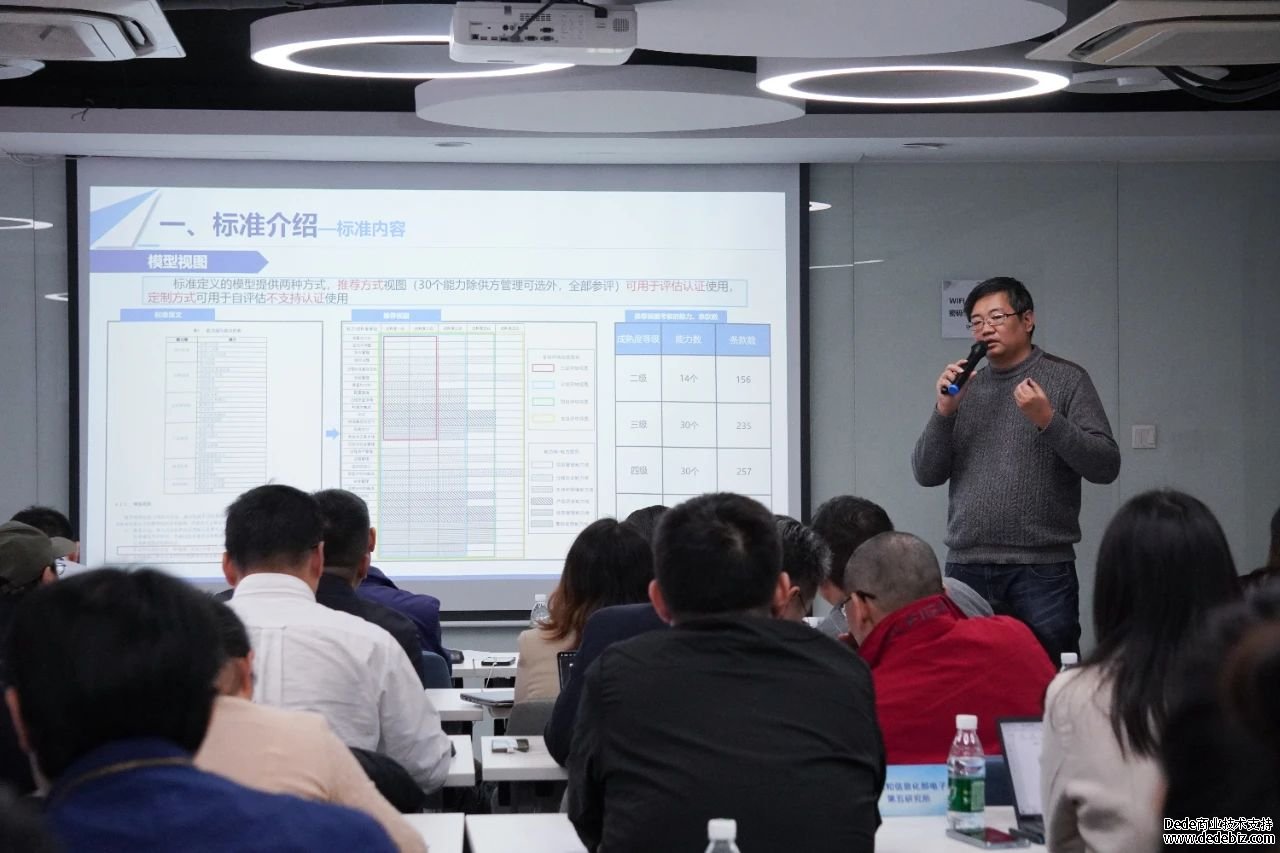 孙老师讲PPT，他们都掏出了手机......