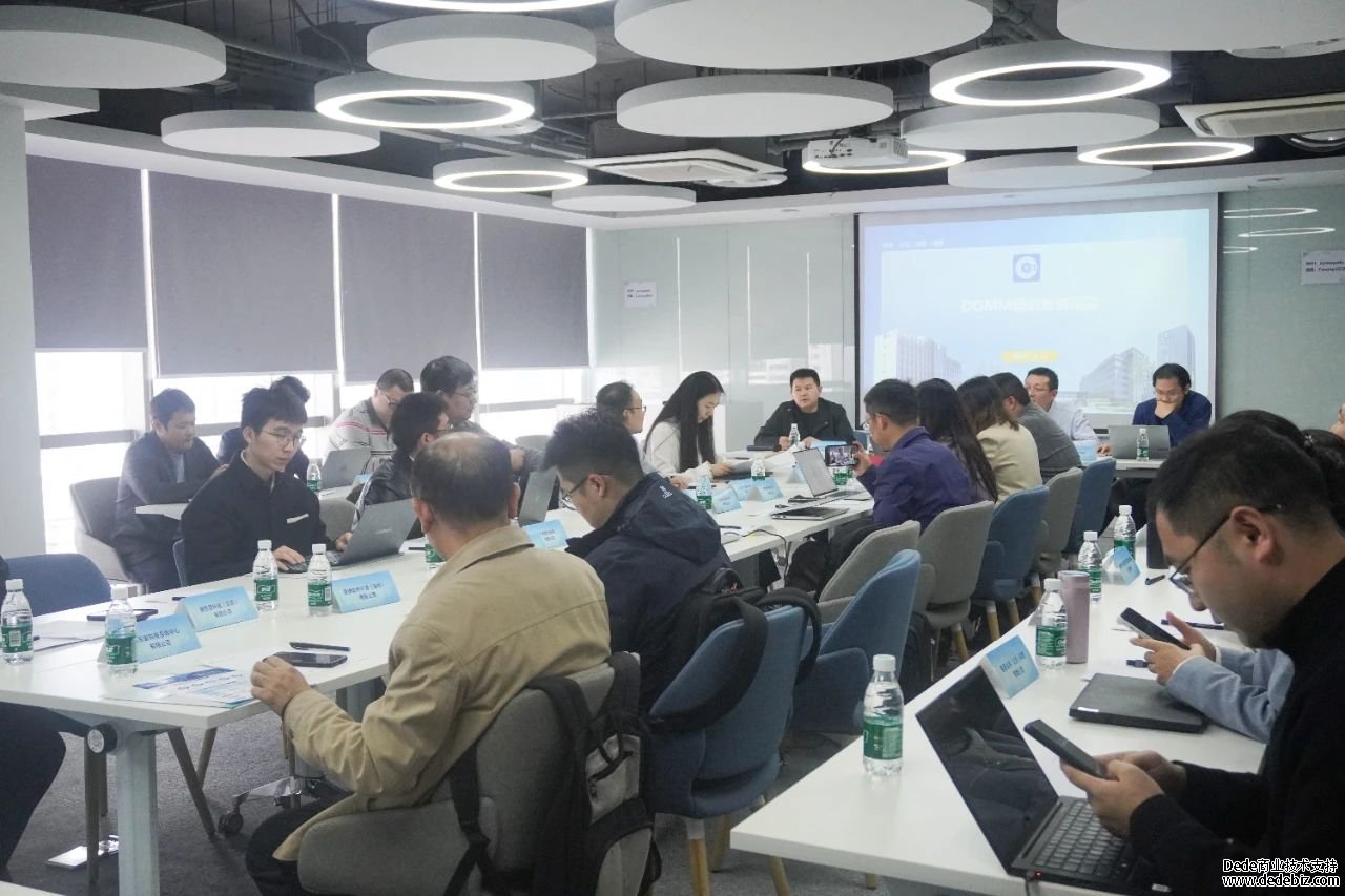 孙老师讲PPT，他们都掏出了手机......
